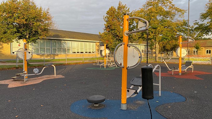 Bild på utegymmet som ligger på Vallhamra skolgård. Bilden visar de olika redskapen.