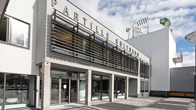 Bild på entrén till Partille Kulturum. 