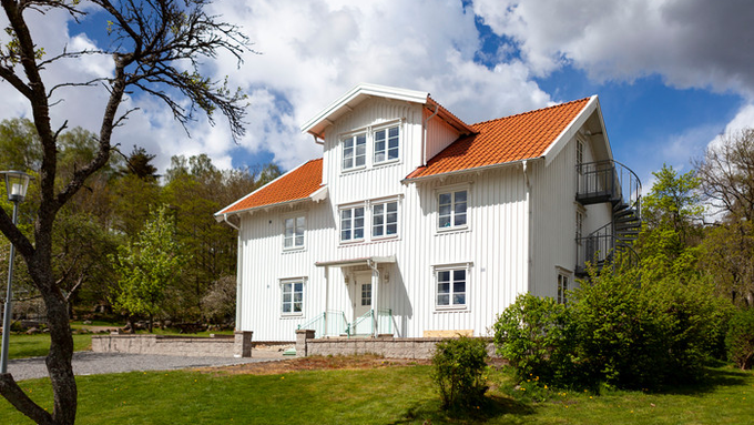 En bild på utsidan av Olles hus i Lexby.