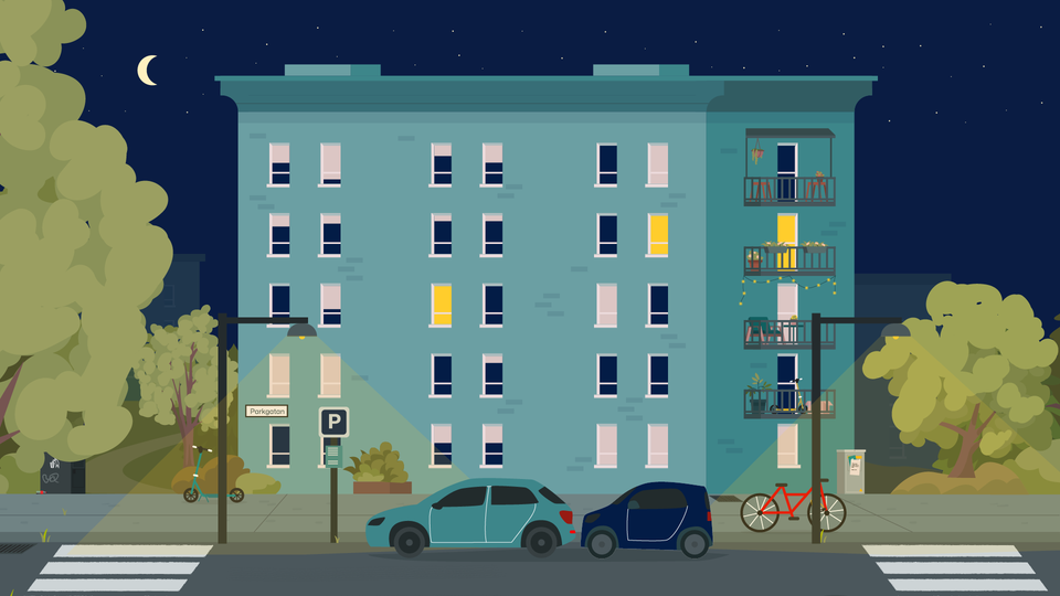 En illustration visar ett flerbostadshus i stadsmiljö på natten. Några fönster lyser i huset och en röd cykel står lutad mot en lyktstolpe vid trottoaren. Två bilar är parkerade på gatan framför huset, och träd syns i bakgrunden under en stjärnklar himmel med månskära. Illustration från webbutbildningen Mediemedveten.se.